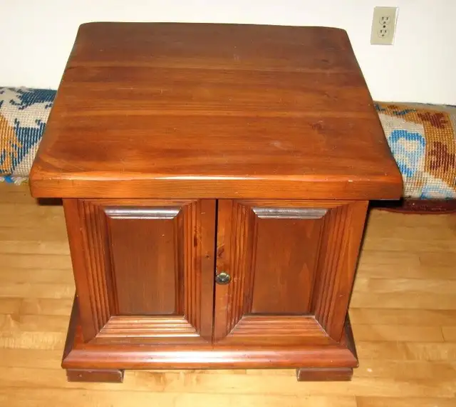 PETIT MEUBLE D APPOINT BOIS MASSIF AVEC ESPACE de RANGEMENT in Coffee Tables in West Island - Image 3
