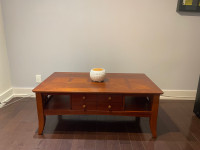 Table de salon en bois avec tiroirs 