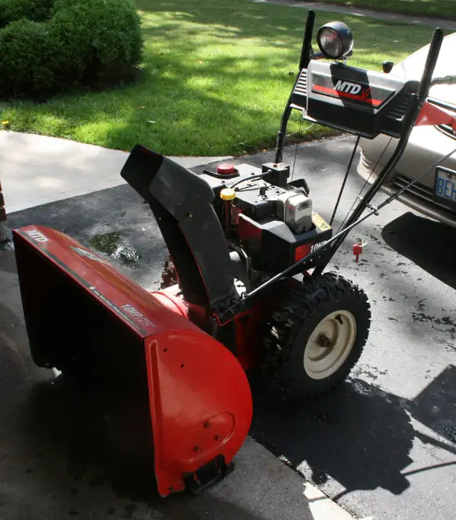 Snowblower 10 HP 29" Scoop 55 hours in Snowblowers in Oakville / Halton Region - Image 2