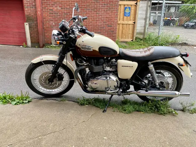 2011 Triumph Bonneville T100 Motorcycle – Rare Chocolate & Cream in Street, Cruisers & Choppers in City of Toronto - Image 3