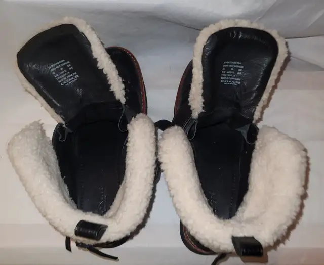 Womens Laurentian Chief Mukluks / Coach Shearling hiker Boots in Women's - Shoes in Red Deer - Image 10