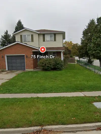 Room for rent House is walking distance to the college and pizza pizza plaza. Prefarably for girls....