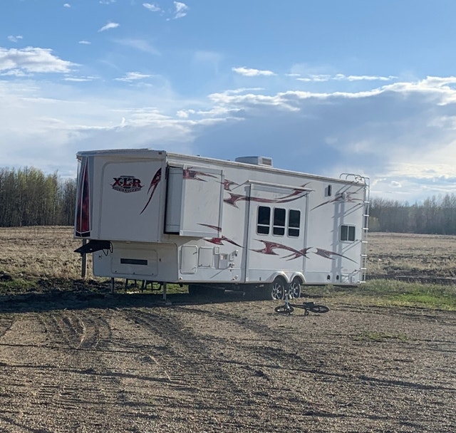 XLR 305V10 5th wheel Toy Hauler Travel Trailers & Campers Kamloops