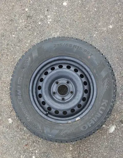 215/65/15 , Kuhmo Wi3 Wintercraft tires 10/32" , +90% tread on tire, like new. 5 x 114mm bolt patter...