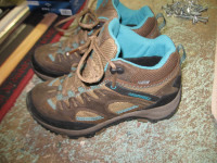 Merrell Ladies Hiking Shoes  LIKE NEW...!!!