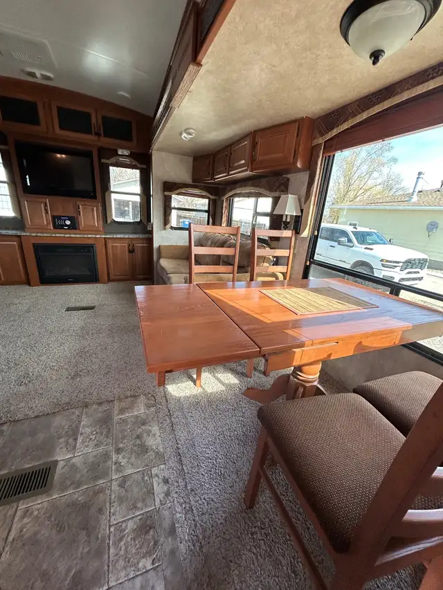 Fifth Wheel 2013 Cougar High Country 315RES - Spacious & Cozy in Travel Trailers & Campers in Regina - Image 4