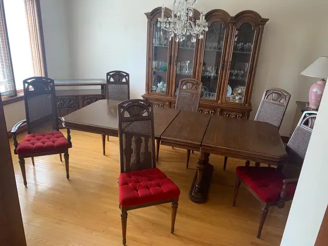 Beautiful Dining Room Set in Dining Tables & Sets in Hamilton - Image 3