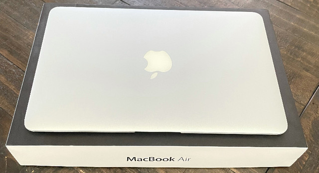 MacBook Air 11-inch in Laptops in Calgary - Image 2