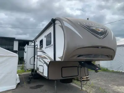 Français (English further down) *tres beau fifth wheel *peut coucher 7 personnes *chauffe eau et pom...