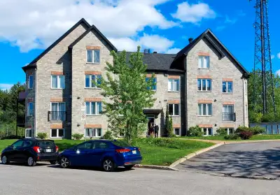 4 ½ | Électroménagers inclus | demi sous-sol | 1000 pi² | Grand walk-in | Balcon, Remise + Stationne...