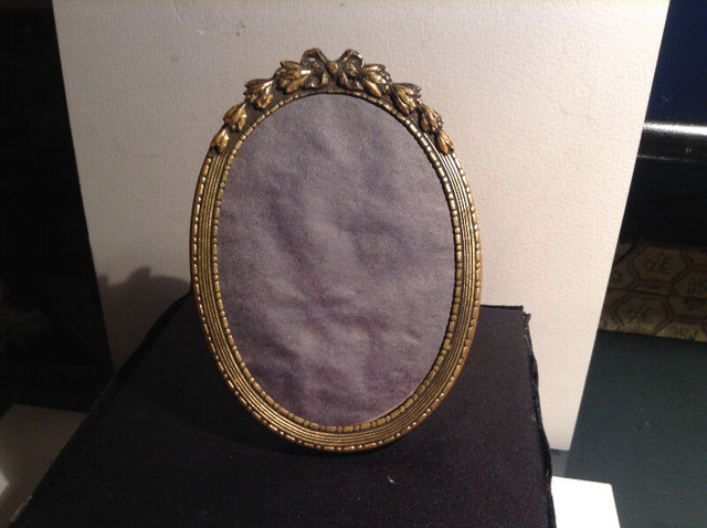 ANTIQUE VINTAGE Art Retro Oval Gold Tone Metal Photo Frame in Arts & Collectibles in Vancouver