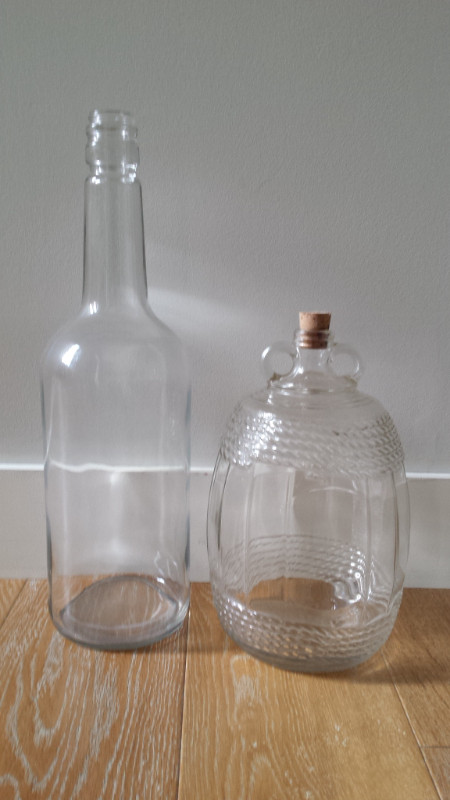 RARE VINTAGE GALLON LIQUOR AND WINE GLASS BOTTLES in Arts & Collectibles in Kitchener / Waterloo
