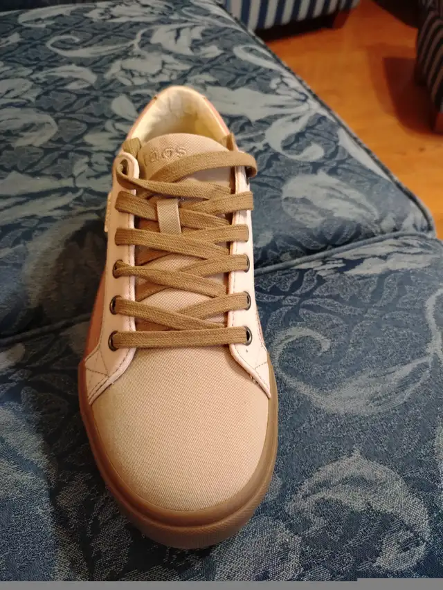 Taos Women's Shoes Size 9. in Women's - Shoes in Norfolk County - Image 4