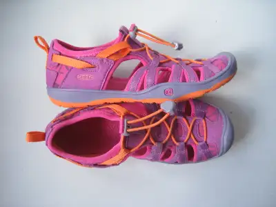 Keen Big Kids' Girls Moxie Sandals Size 3 Pink, View more
