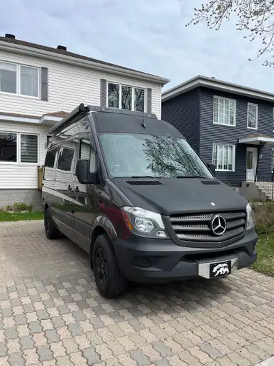 Mercedes Benz Sprinter 2014 converti en motorisé classe B . Véhicule récréatif aménagé sur un chassi...