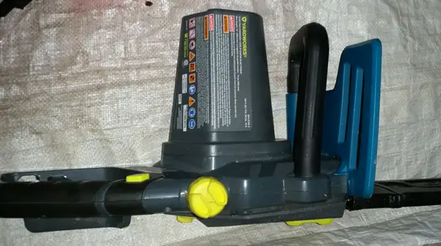 Yardworks 12A Electric Chainsaw, 16-in #054-5749-2 in Outdoor Tools & Storage in Owen Sound - Image 7