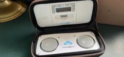 Roxy portable speaker system for iPhone & iPad- only $15 obo Built-in universal docking well display...