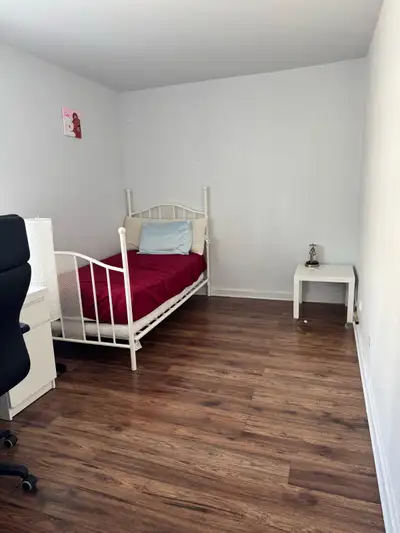 English Room for Rent – Available Until the End of July (Extension Possible) * Small room: $650 * La...