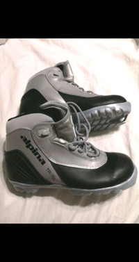 BRAND NEW NNN CROSS COUNTRY SKI BOOTS SIZE 35 (4.5-5 WOMENS)