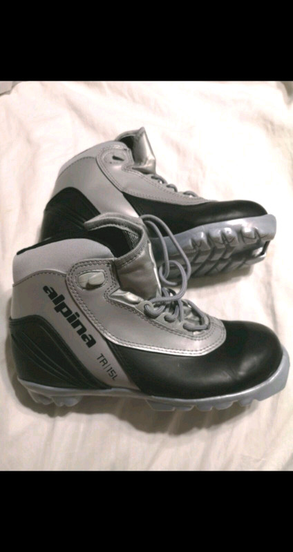 BRAND NEW NNN CROSS COUNTRY SKI BOOTS SIZE 35 (4.5-5 WOMENS) in Ski in Barrie