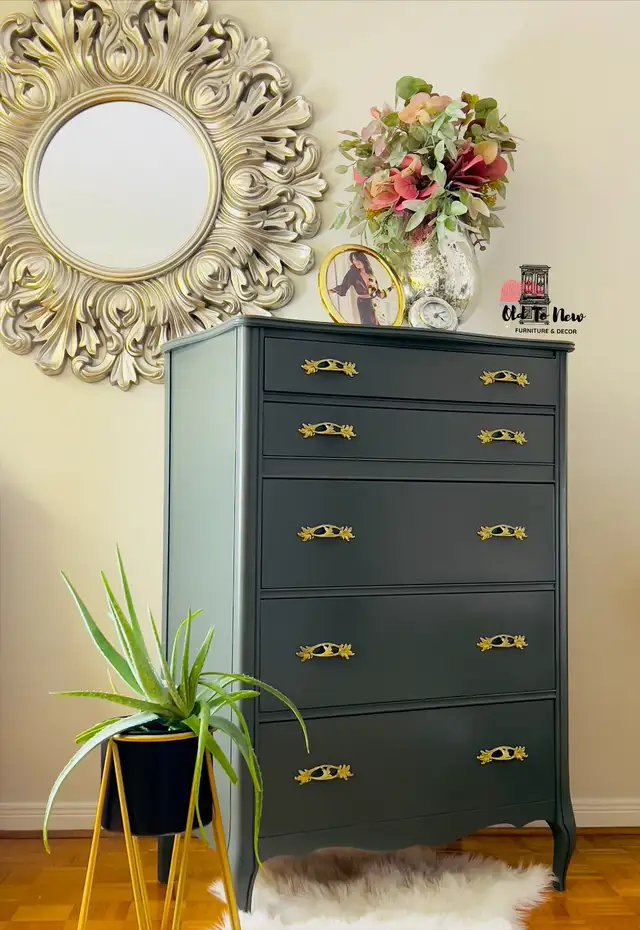 Dark Green French Provincial Armoire; Christmas SpecialDresser in Dressers & Wardrobes in Oakville / Halton Region - Image 3