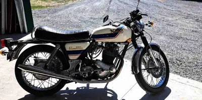 74 Norton Commando 850. Many New Parts.