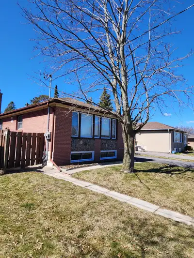 SUPER SPACIOUS 2 Bdrm Lower Level CLOSE TO THE LAKE!! Avail. SEP