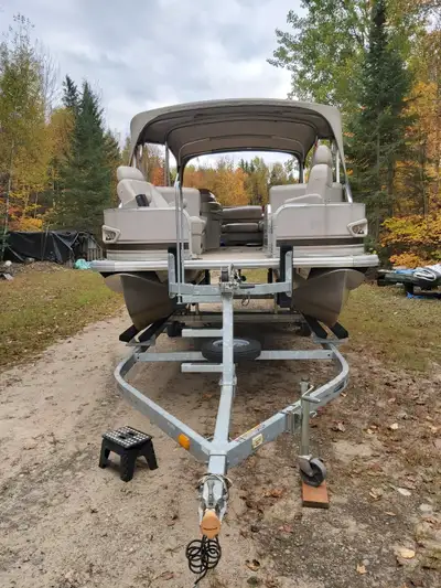 Ponton Versailles SS de 22 pieds 3 chaises capitaine, Salle d'habillage, évier, 2 tables, toit campe...