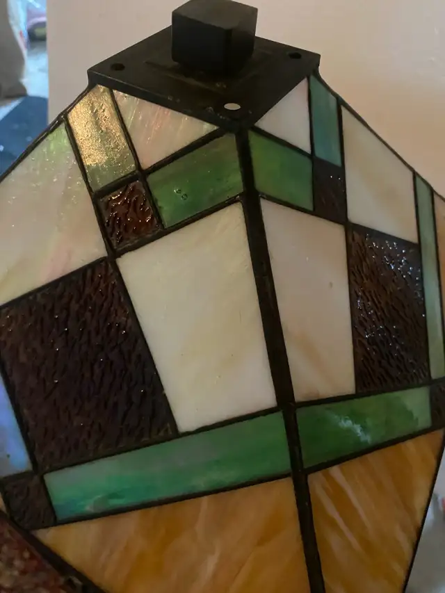 Tiffany style stained glass table lamp in Indoor Lighting & Fans in Charlottetown - Image 3