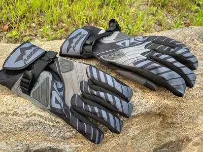 Gants moto aventure noir Icon RAIDEN DKR, grandeur Medium, neufs Icon RAIDEN DKR Glove black Medium...