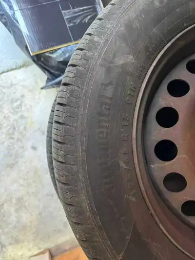 Continental all-season tires (set of 4) Size: 195/65R15 91H Less than 1500 km, like new No patches,...