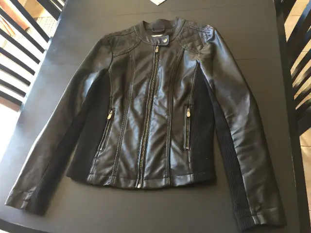 Manteau printemps ou automne femme grandeur medium presque neuf in Women's - Tops & Outerwear in Laval / North Shore - Image 2