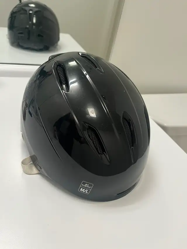 Ski helmet in Ski in Downtown-West End - Image 2