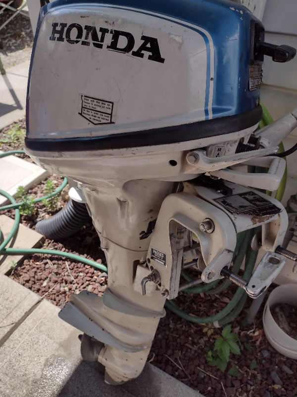 7.5HP Honda outboard, 1983 4 stroke with tank Powerboats & Motorboats