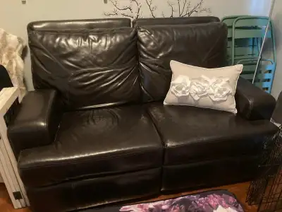 Un côté incline pas jusqu’au bout cuir impécable 62 po par 40 po
