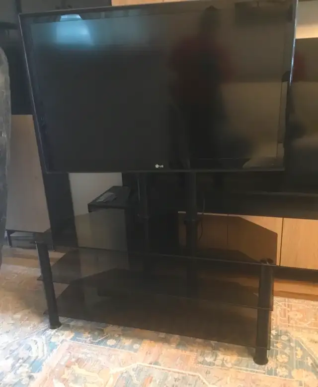 TV Stand glass shelves with 47” LG TV62864745920001123