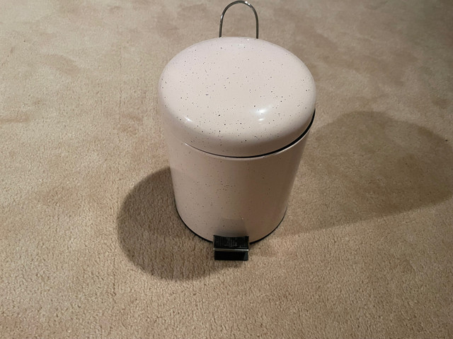 Light pink pedal garbage can in Kitchen & Dining Wares in Stratford