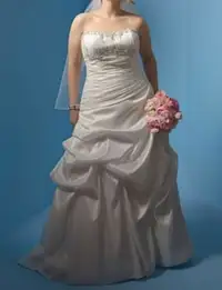 Valeur 1500$ Magnifique Robe  de mariée 12 ans/large