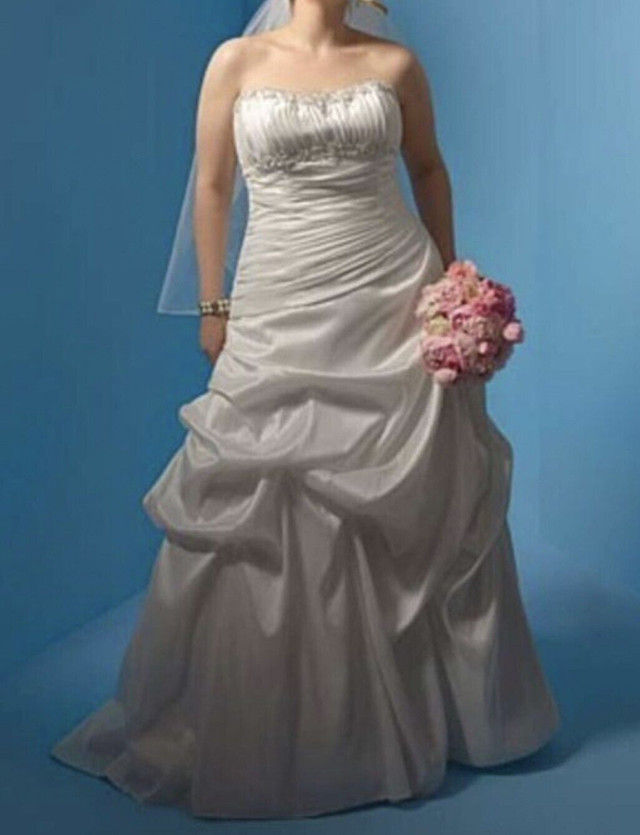 Valeur 1500$ Magnifique Robe  de mariée 12 ans/large dans Mariage  à Ouest de l’Île - Image 2