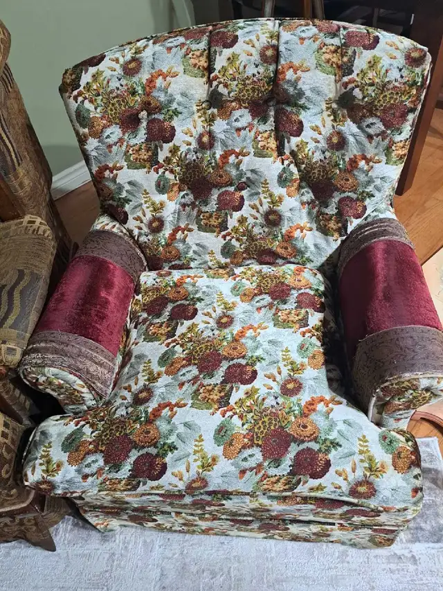 Living Room Furniture Set in Multi-item in City of Halifax - Image 4