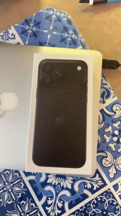 Bonjour Je Vend Mon IPhone 18 Pro Max 256Gb Noir Neuf boîte Fermée prix légèrement Négociable Achete...