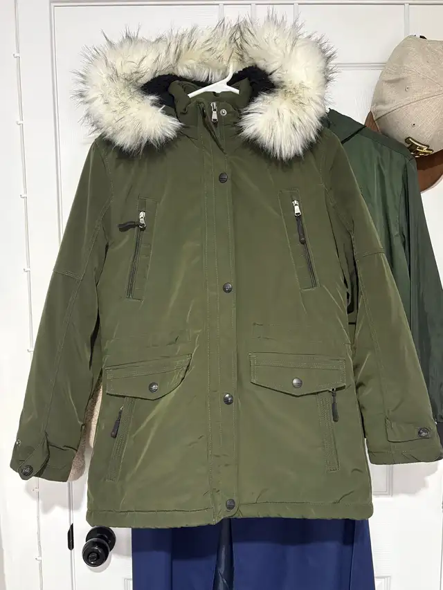 Misty Mountain women’s winter coat SMALL in Women's - Tops & Outerwear in City of Montréal - Image 2