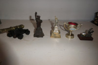 Lot de petits objets vintages: canon, statue de la liberté , cou
