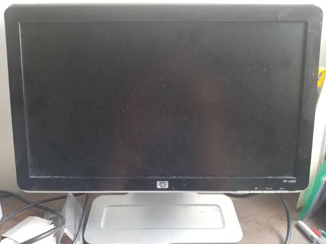 Écran HP 18,5 POUCES in Monitors in City of Montréal - Image 2