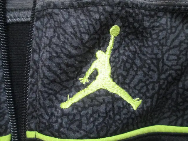 BOYS (Size 4T, XS) --- ZIP UP JACKET by AIR JORDAN --- ONLY $10 in Clothing - 4T in City of Toronto - Image 6