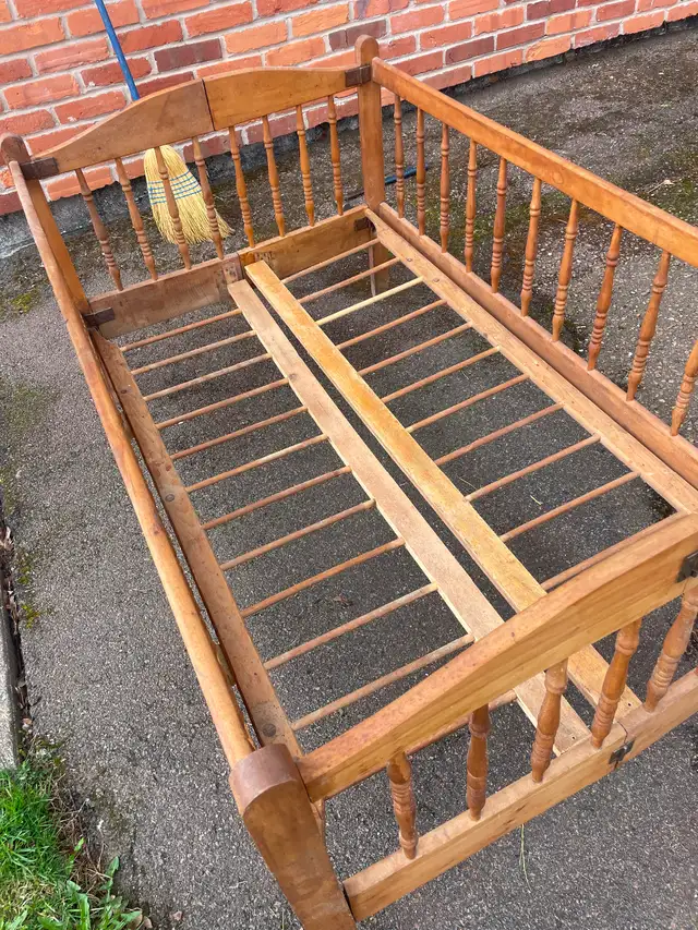 Antique Folding Crib circa1912 in Arts & Collectibles in Charlottetown - Image 3