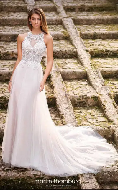 This is a beautiful Martin Thornburg wedding dress, perfect for your special day! It features delica...