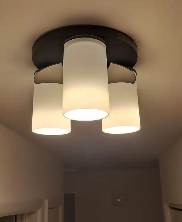 ceiling light - 3 bulb flushmount in Indoor Lighting & Fans in Ottawa - Image 2