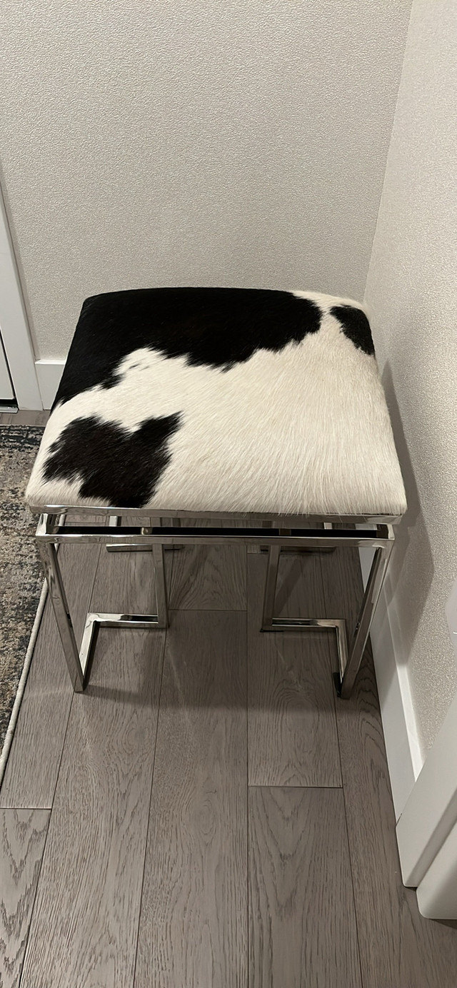 NEW. Genuine cowhide stool. Vance en peau de vache.  dans Chaises, Fauteuils inclinables  à Ville de Montréal - Image 4