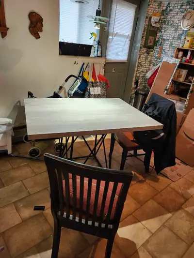 Table grise avec 4 chaises